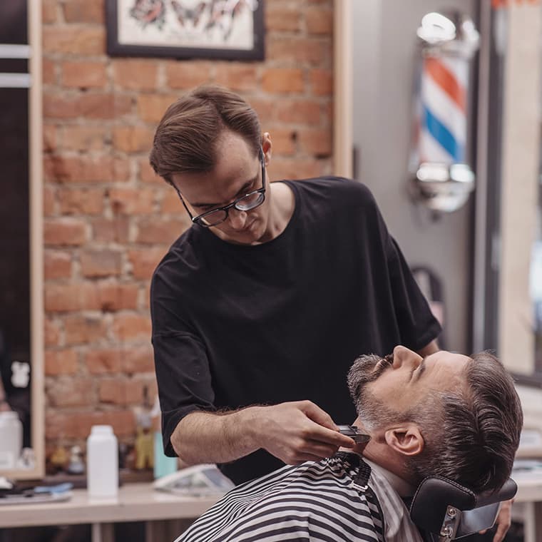 Barbero y cliente.